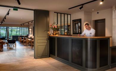 réceptionniste derrière son comptoir qui travaille au boutique hôtel saint-nicolas à la rochelle