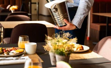 hôtelier en charge du petit-déjeuner au masq hôtel best western premier à la rochelle