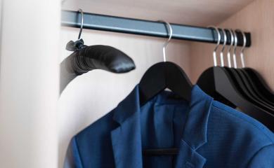 veste suspendue dans un placard du masqh hôtel best western premier à la rochelle