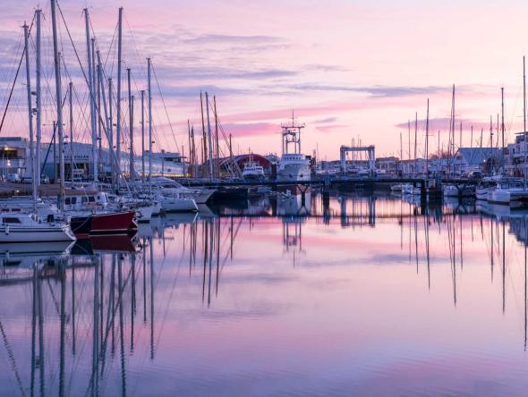 port de plaisance au coucher de soleil pour se détendre après son séminaire à la rochelle