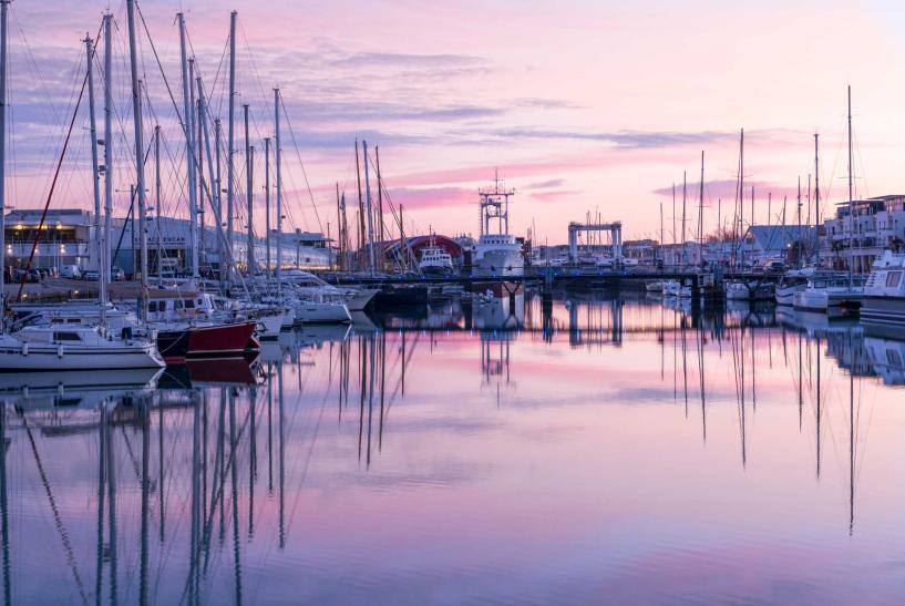 port de plaisance au coucher de soleil pour se détendre après son séminaire à la rochelle