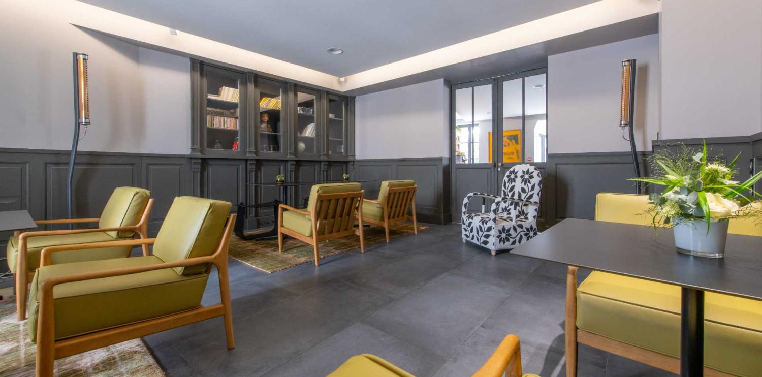 salon moderne et confortable avec un design chaleureux et des meubles élégants
