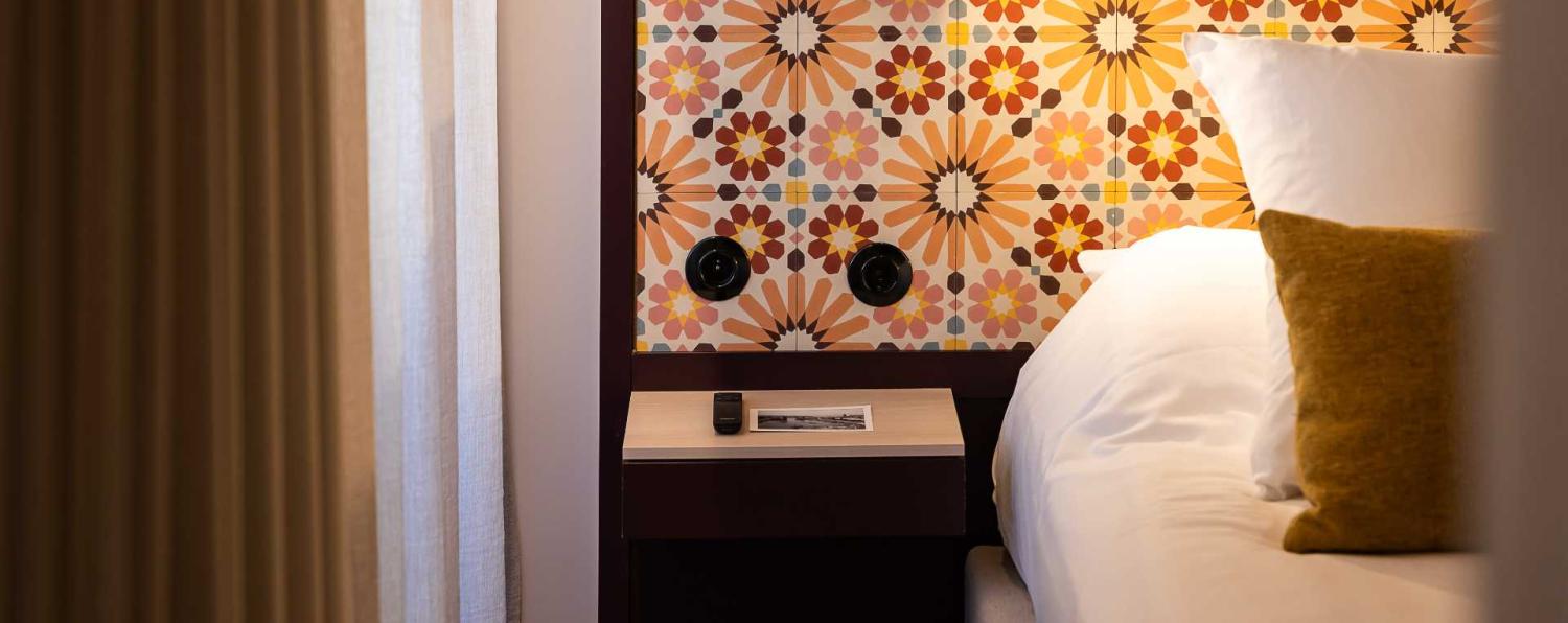 mur intérieur avec des motifs géométriques et lumineux dans une ambiance chaleureuse
