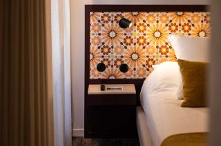 mur intérieur avec des motifs géométriques et lumineux dans une ambiance chaleureuse