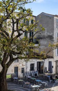 place arborée avec des bâtiments historiques proche de notre hôtel séminaire à la rochelle