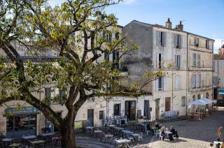 place arborée avec des bâtiments historiques proche de notre hôtel séminaire à la rochelle