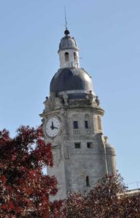 vue d'un clocher d'église entouré de feuillage automnal à la rochelle