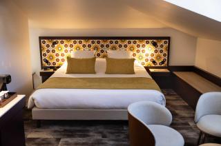 chambre avec lit double et décoration jaune avec motif floral