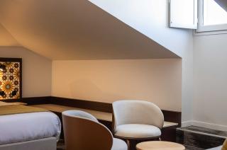 coin salon dans une chambre du boutique hôtel saint nicolas