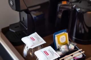 plateau de courtoisie avec machine à café et assortiment de thés et de cafés