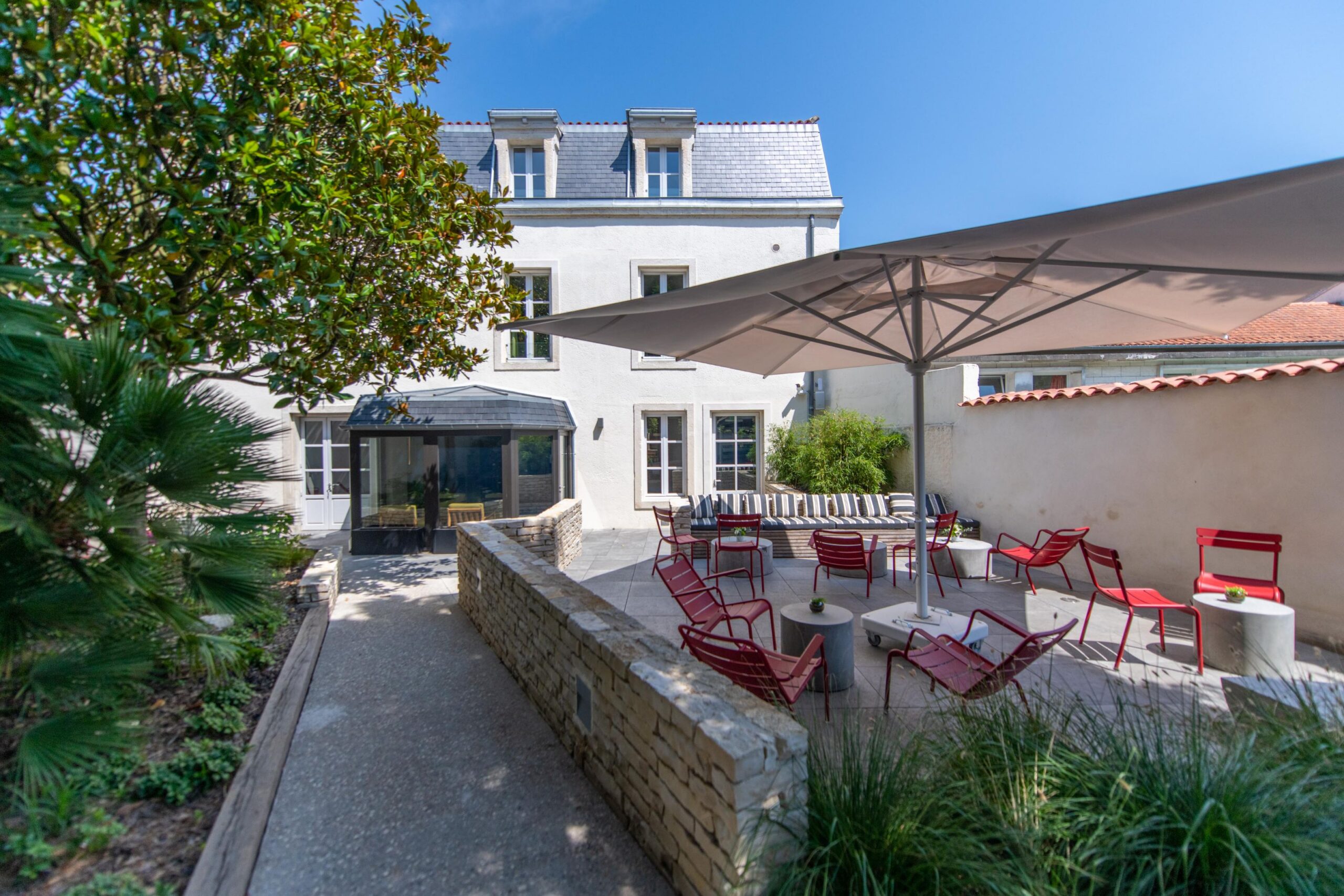 13 Maison Saint Nicolas Hotel 4 etoiles seminaire la rochelle patio scaled