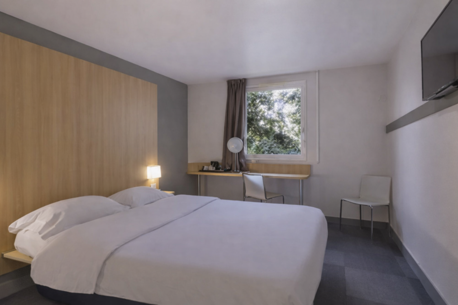 Le B and B La Rochelle Centre Guest Room
