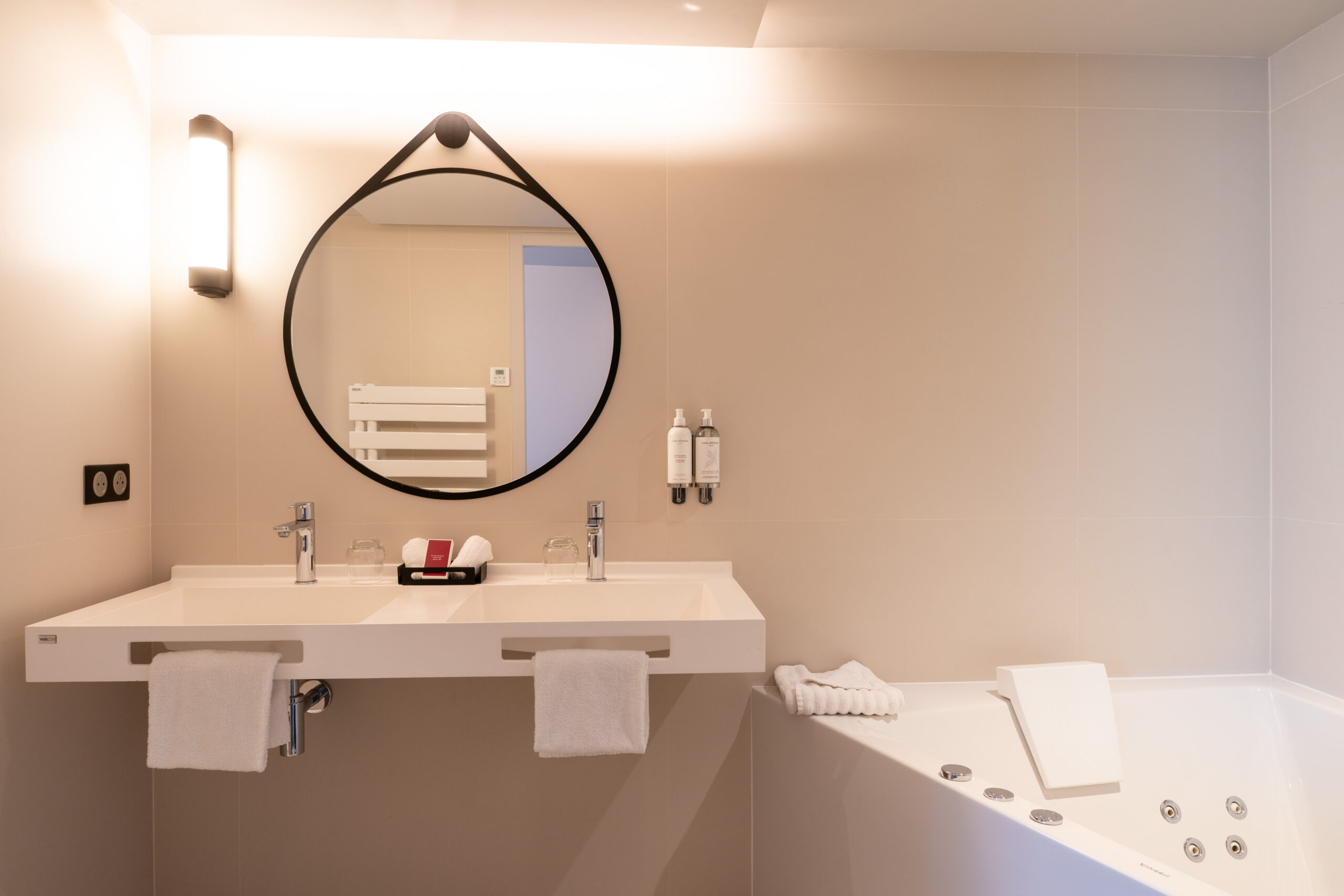 Le Masq Hotel Best Western Premier La Rochelle Guest Room Bath Suite Prestige 19.jpg scaled